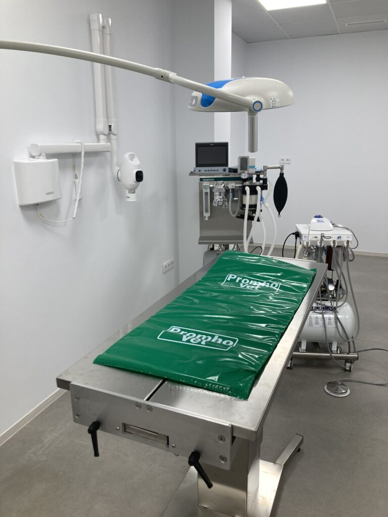Quirófano con máquina de anestesia rayos x dental máquina de anestesia inhalatoria y monitorización