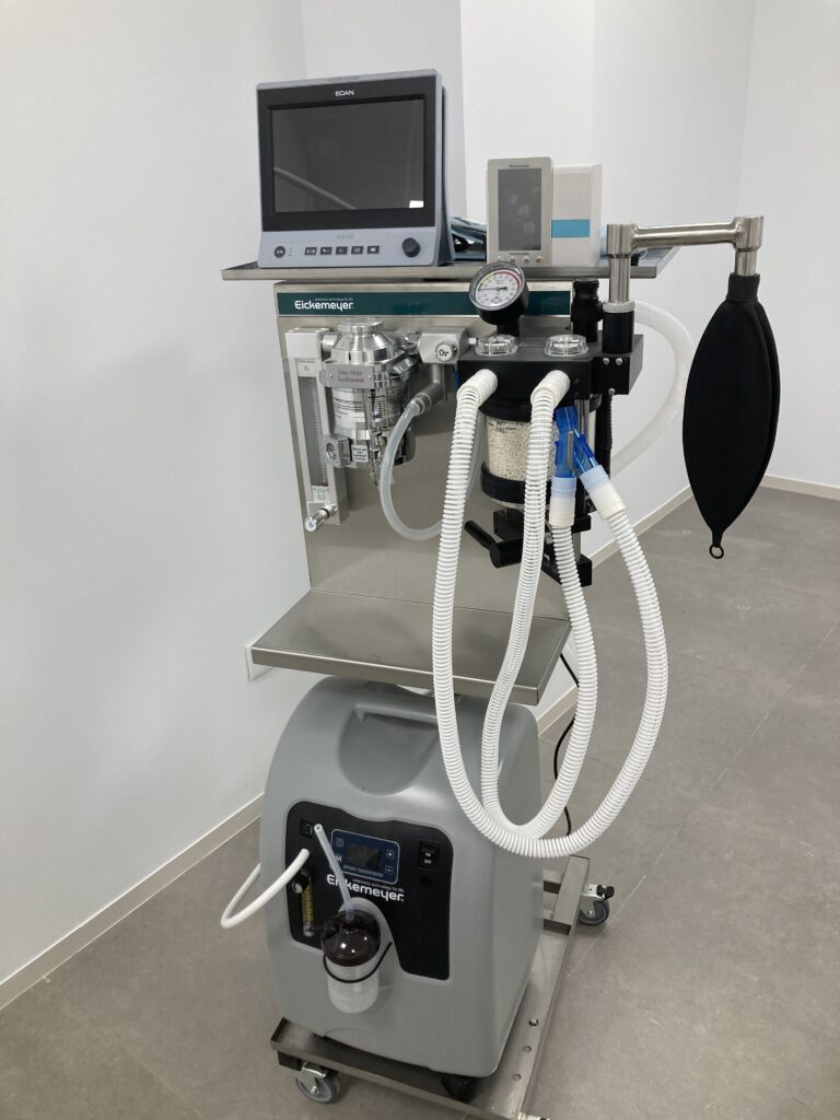 máquina de anestesia inhalatoria con monitor y bomba de fluidos intravenosos