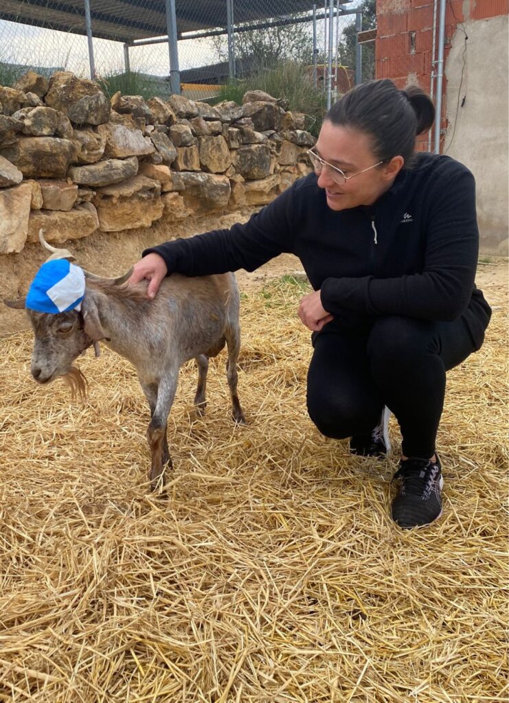 veterinaria con cabra